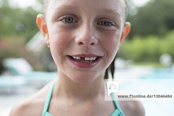 Nahaufnahme-Porträt eines nassen Mädchens gegen Schwimmbad