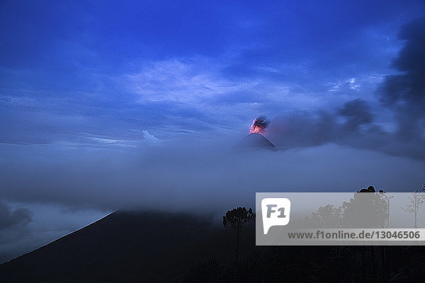 Panoramablick auf den Vulkan von Acatenango vor dramatischem Himmel