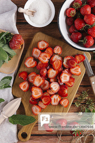 Draufsicht auf die Erdbeeren auf dem Tisch