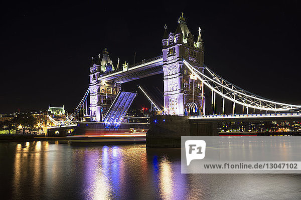 Beleuchtete Tower Bridge über die Themse gegen den nächtlichen Himmel