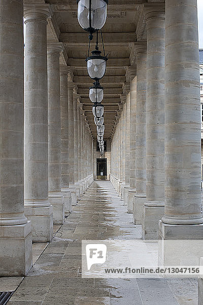 Laternen hängen inmitten von architektonischen Säulen in einem historischen Gebäude