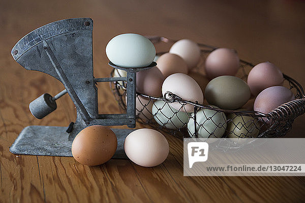Nahaufnahme von Eiern in einem Behälter mit Vintage-Skala auf dem Tisch