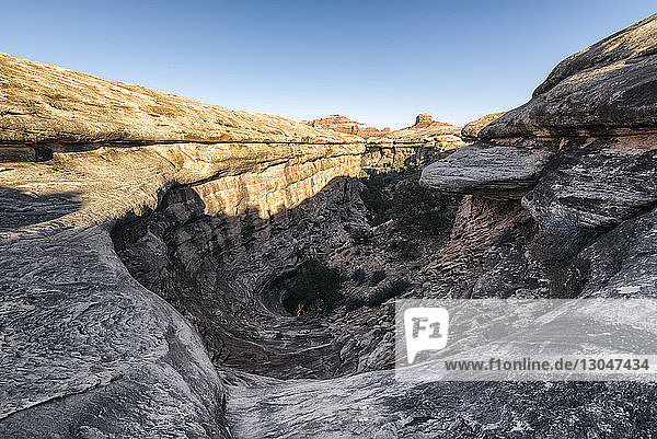 Hochwinkelansicht der Felsformationen im Canyonlands-Nationalpark gegen den Himmel