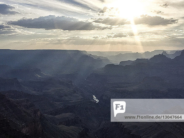 Hochwinkelansicht des Grand Canyon vor bewölktem Himmel bei Sonnenaufgang
