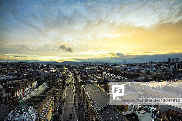 Hochwinkelansicht der Grainger Straße inmitten der Stadt gegen bewölkten Himmel bei Sonnenuntergang