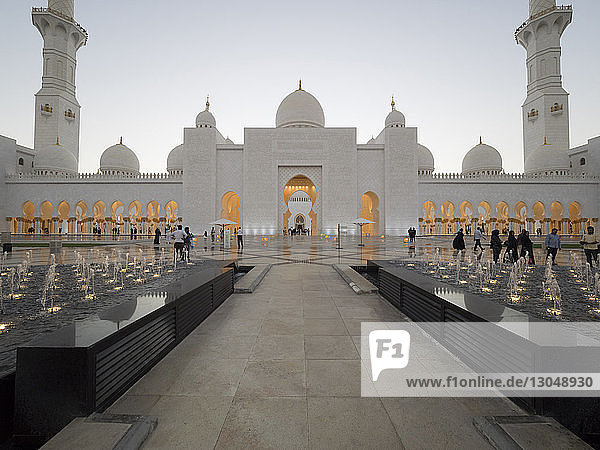 Touristen in der Scheich-Zayed-Moschee