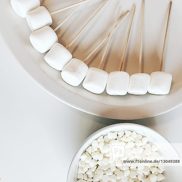 Hochwinkelansicht von Marshmallows auf dem Tisch
