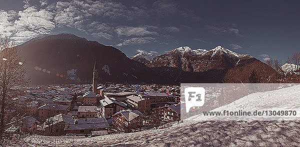 Hochwinkelansicht von Häusern gegen die Berge im Winter