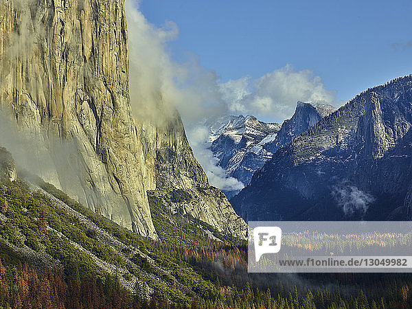 Landschaftliche Ansicht von Bäumen und Bergen gegen den Himmel im Yosemite-Nationalpark