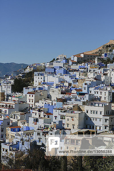 Blick auf die Stadtlandschaft am Berg vor klarem blauen Himmel