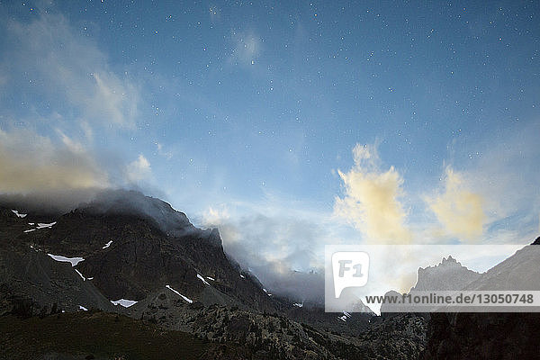 Tiefwinkel-Szenenansicht der Berge gegen das Sternenfeld im Olympia-Nationalpark bei nebligem Wetter