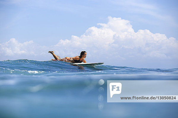 Frau beim Surfen im Meer