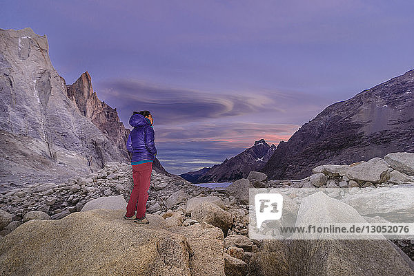 Felskletterer genießt Himmelsblick in El Chaltén  Südpatagonien  Argentinien