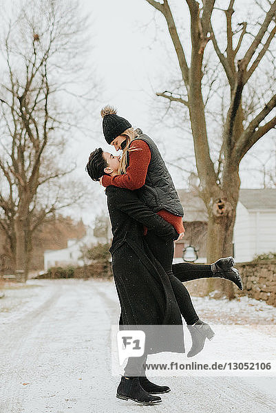 Glückliches Paar genießt Schneelandschaft  Georgetown  Kanada