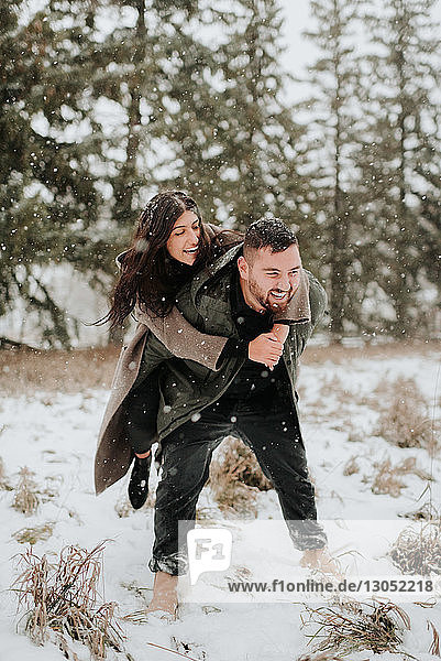 Paar spielt Huckepack in verschneiter Landschaft  Georgetown  Kanada