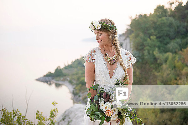 Braut mit Brautstrauss auf einer Klippe an der Küste  Scarborough Bluffs  Toronto  Kanada