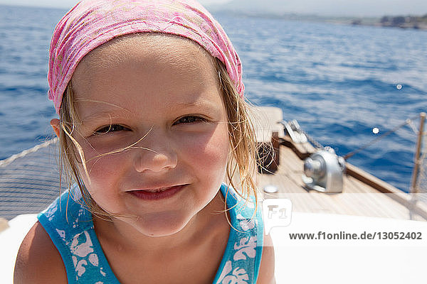 Süßes Mädchen auf Boot mit Kopftuch  Porträt  Castellammare del Golfo  Sizilien  Italien
