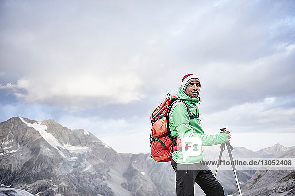 Porträt eines Wanderers in der Kälte  Mont Cervin  Matterhorn  Wallis  Schweiz