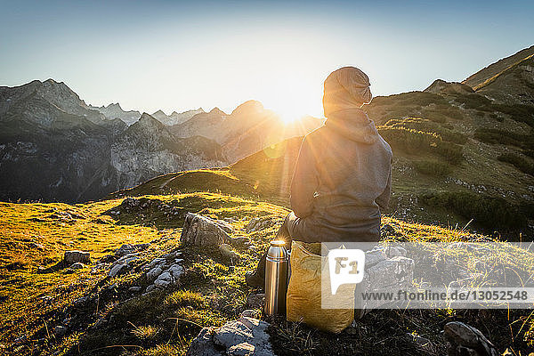 Aussicht geniessender Wanderer  Karwendelregion  Hinterriss  Tirol  Österreich
