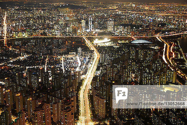 Stadtbild in der Abenddämmerung  Seoul  Südkorea