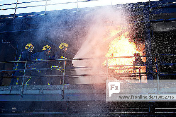 Ausbildung von Feuerwehrleuten zum Löschen von Feuer in einem brennenden Gebäude  Darlington  UK