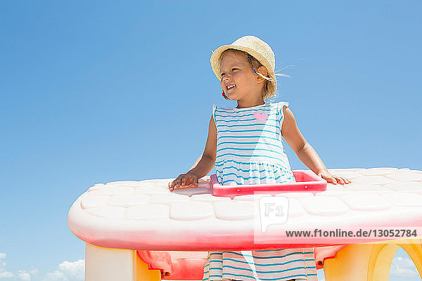 Mädchen mit Sonnenhut schaut vom Plastikdach am Strand hinaus  Castellammare del Golfo  Sizilien  Italien