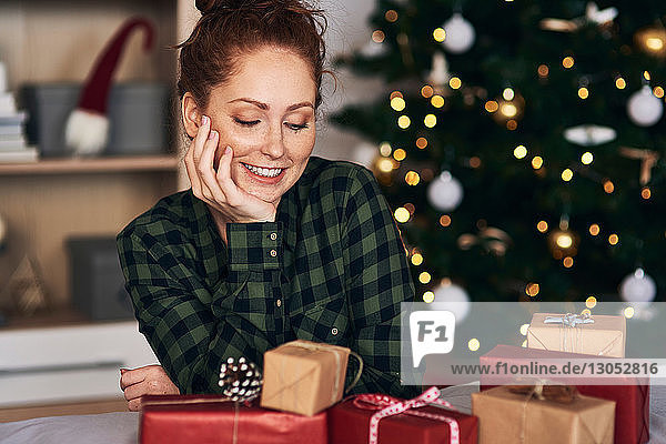 Frau mit Weihnachtsgeschenken