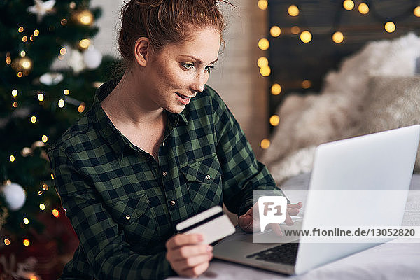 Frauen kaufen online Weihnachtsgeschenke ein
