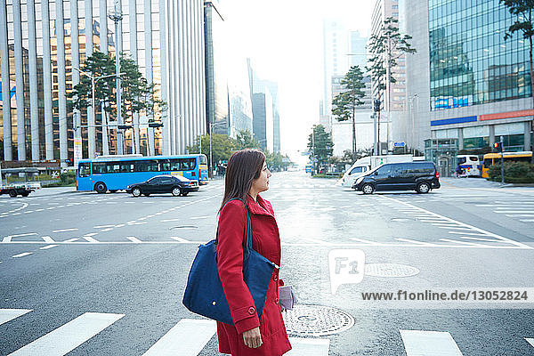 Geschäftsfrau auf einem Fußgängerüberweg in der Stadt  Seoul  Südkorea