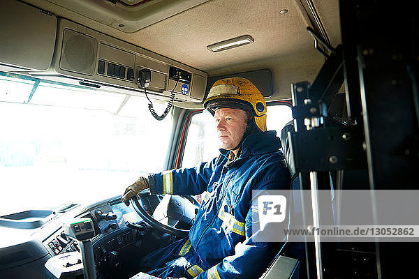 Feuerwehrmann am Steuer eines Feuerwehrwagens