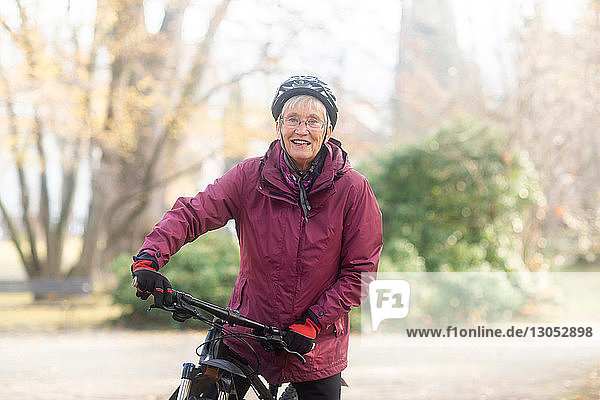 Ältere Frau auf Fahrrad im Park