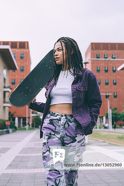 Frau mit Skateboard  Mailand  Italien