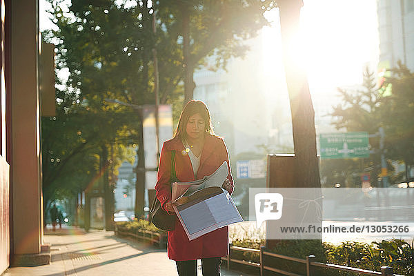 Geschäftsfrau liest Zeitungen in der Stadt  Seoul  Südkorea