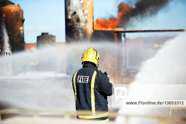 Ausbildung von Feuerwehrleuten zum Löschen von brennenden Panzern  Darlington  UK