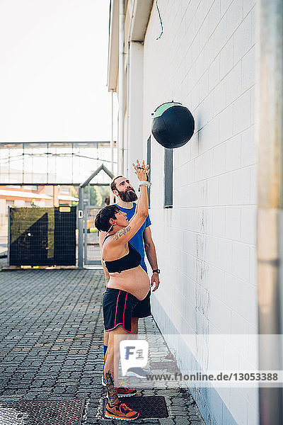 Schwangere Frau wirft Gymnastikball