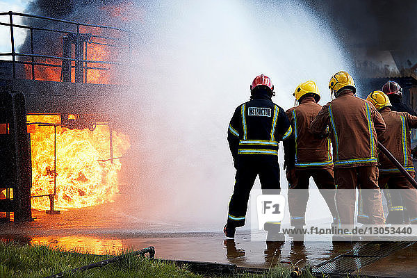 Ausbildung von Feuerwehrleuten zum Löschen von Feuer in einem brennenden Gebäude  Darlington  UK