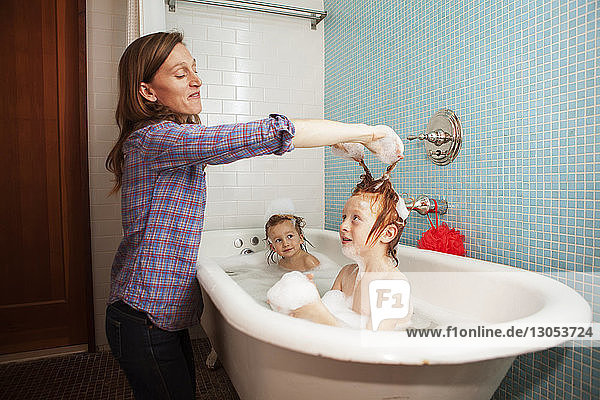 Mutter badet Kinder in der Badewanne