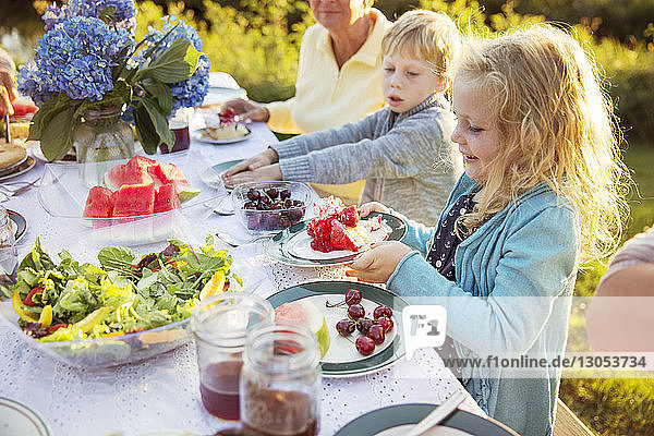 Hochwinkelansicht einer Familie  die Essen auf einem Picknicktisch isst