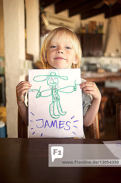 Porträt eines glücklichen Jungen zeigt Zeichnung