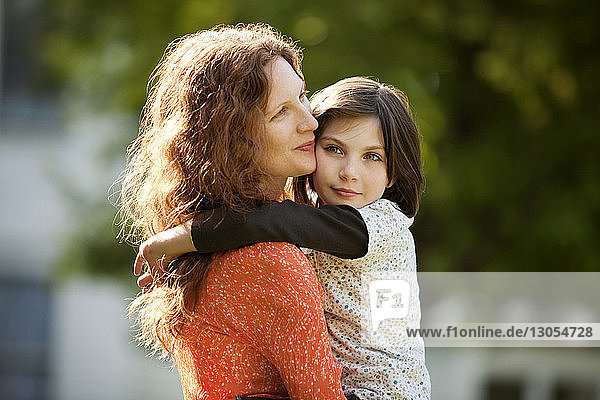 Seitenansicht der Mutter mit Tochter