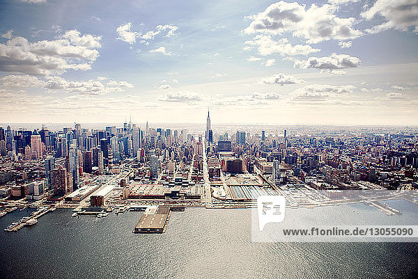 Luftaufnahme des Flusses New York City und der Stadtlandschaft gegen den Himmel