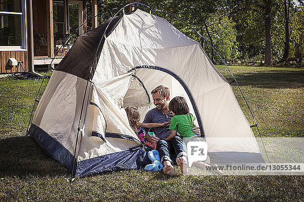 Glückliche Kinder beim Genießen im Zelt