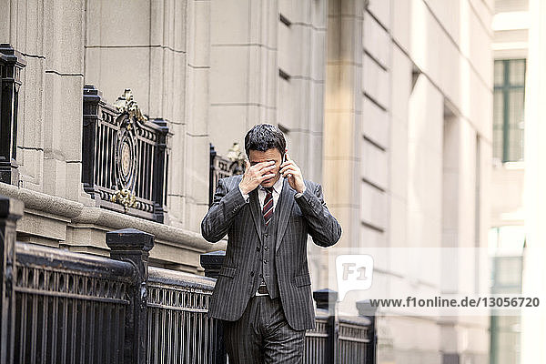 Geschäftsmann beim Telefonieren auf der Straße in der Stadt