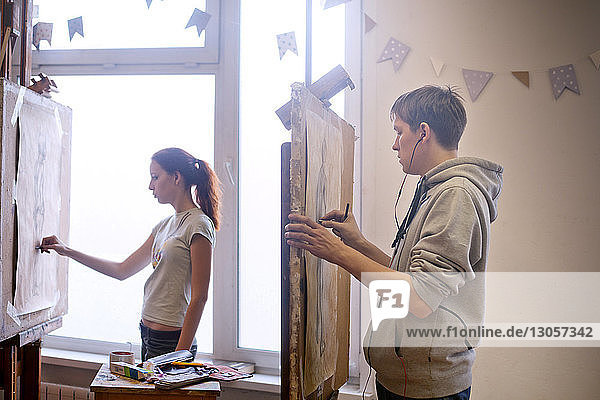 Künstler zeichnen auf Leinwänden im Workshop