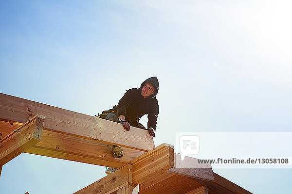 Niedrigwinkelansicht der Architektur auf Holzrahmen vor klarem Himmel am sonnigen Tag