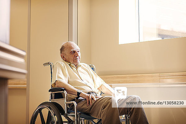 Älterer Mann auf Rollstuhl im Krankenhaus