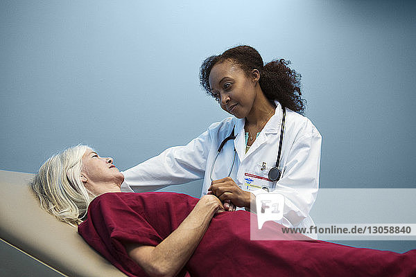 Arzt hält Hand des Patienten im Krankenhaus