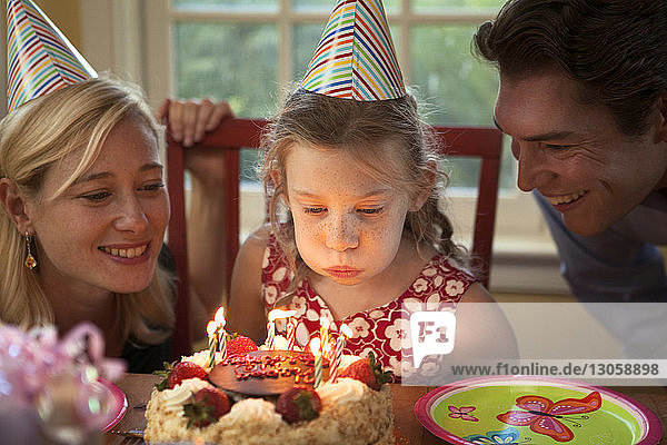 Eltern  die den Geburtstag ihrer Tochter zu Hause feiern