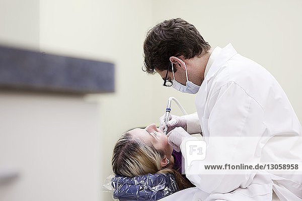 Zahnarzt untersucht den Mund des Patienten in der Klinik