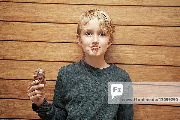 Porträt eines süßen Jungen mit Eiscreme